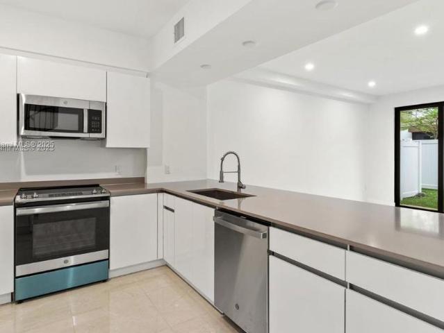 Townhouse for rent in Dania