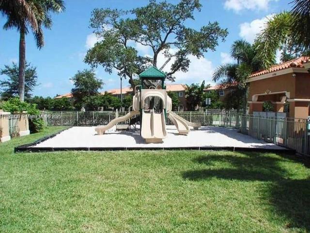 Townhouse for rent in Dania