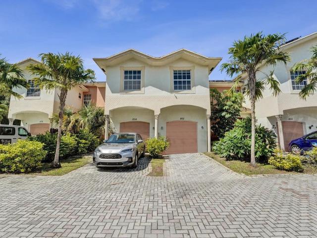 Townhouse for rent in Hallandale, Florida