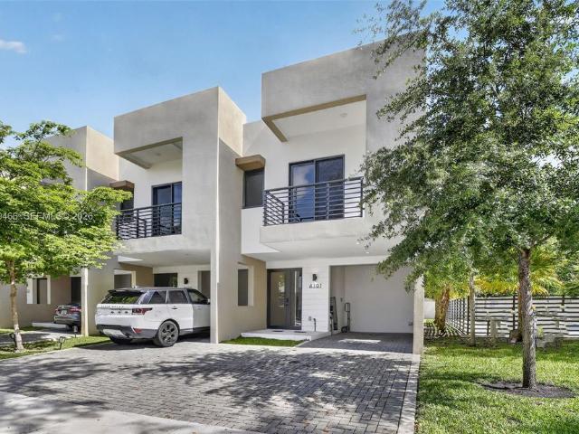 Townhouse for sale in Dania, Florida