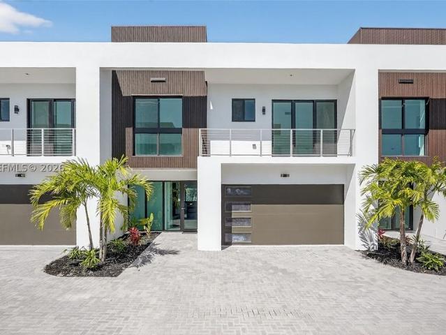 Townhouse for sale in Dania, Florida