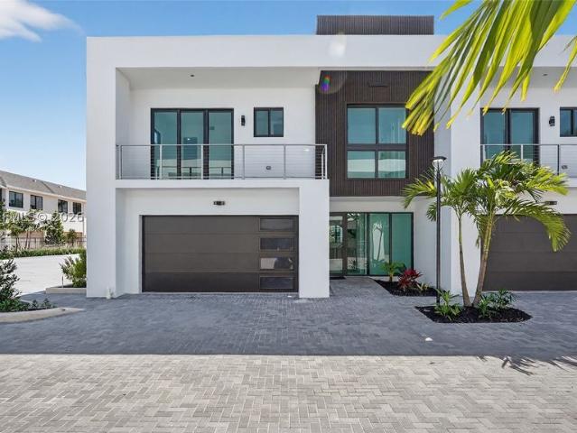 Townhouse for sale in Dania, Florida