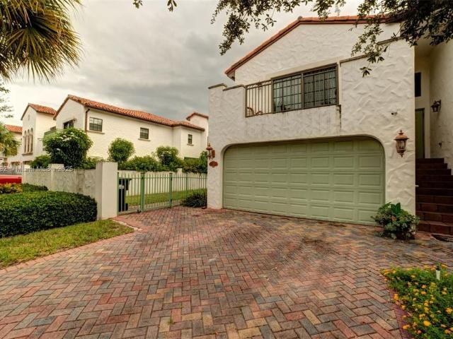 Townhouse for sale in Dania