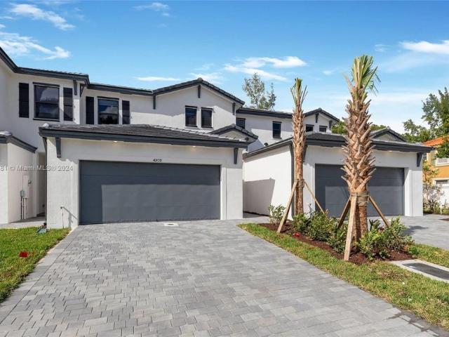 Townhouse for sale in Dania