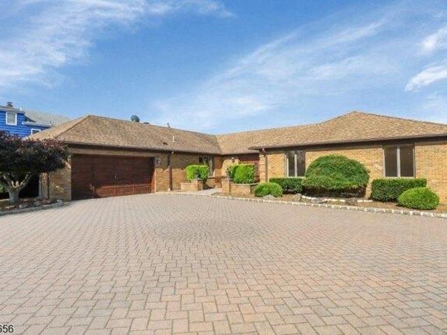 House for sale in Lyndhurst, New Jersey