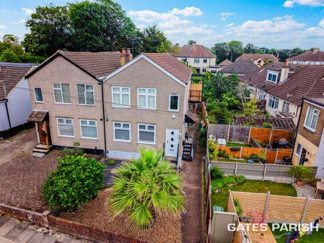 Maisonette for sale in Hornchurch, Greater London