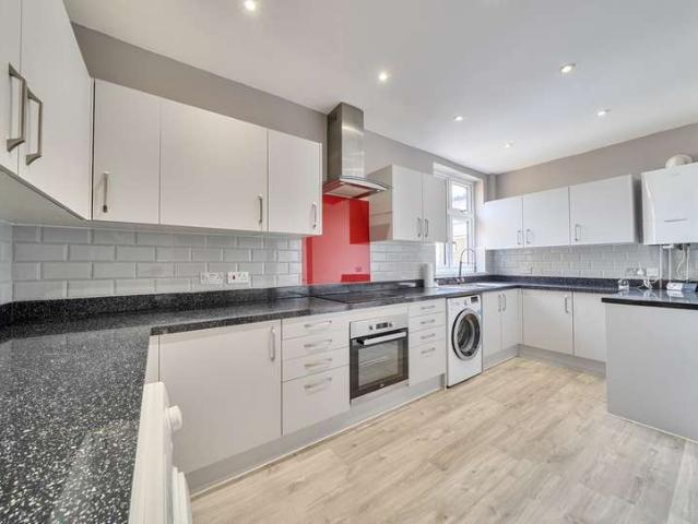 Maisonette for sale in London Borough of Merton, Mitcham