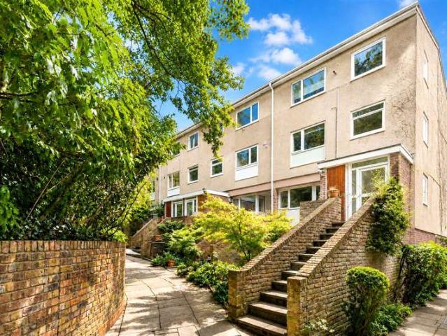 Maisonette for sale in Dulwich, Greater London