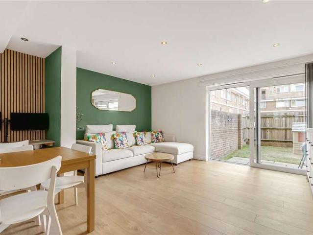Maisonette for sale in Mile End, Greater London