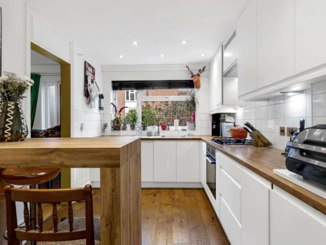 Maisonette for sale in Shacklewell, Greater London