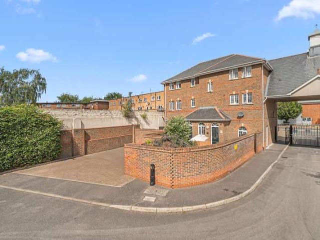 Maisonette for sale in Row Town, Surrey