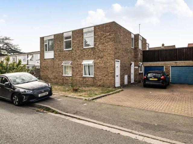 Maisonette for sale in Langley, Slough