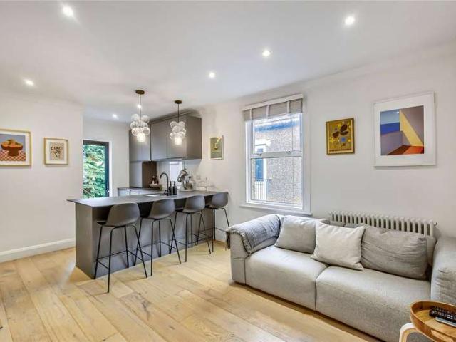 Maisonette for sale in Furzedown, Greater London