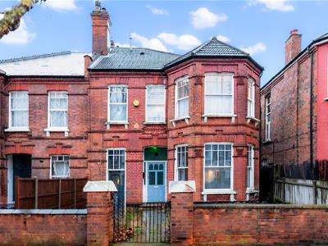 Maisonette for sale in Cricklewood, Greater London