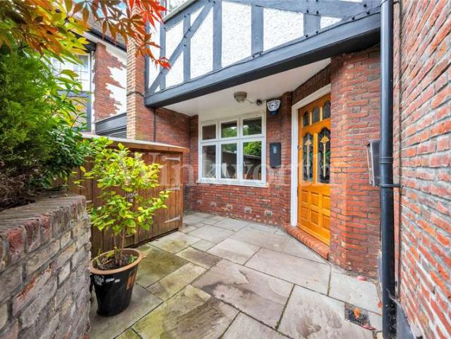 Maisonette for sale in Golders Green, Greater London