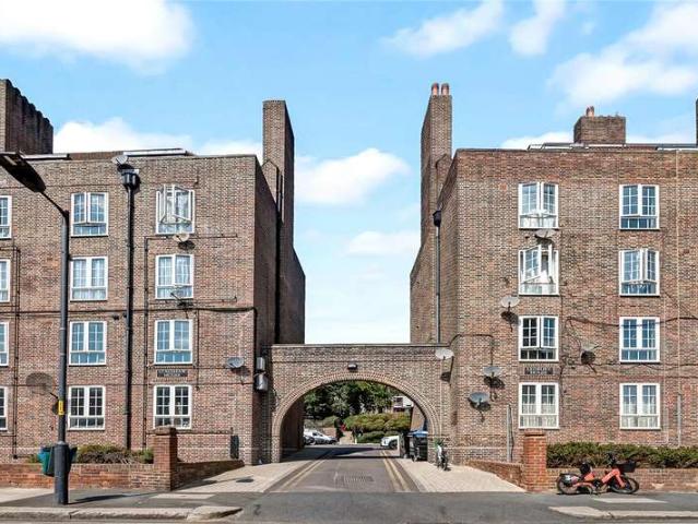 Maisonette for sale in East Dulwich, Greater London