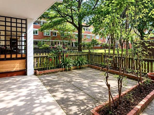 Maisonette for sale in Battersea, Greater London
