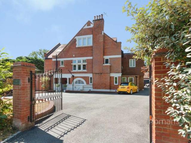Maisonette for rent in Heol-las, Surrey