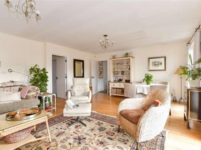 Maisonette for sale in Arundel, Clapham