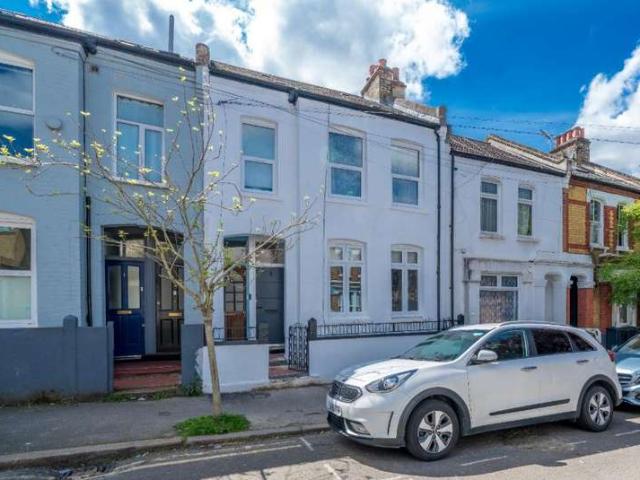 Maisonette for sale in Stockwell, Greater London