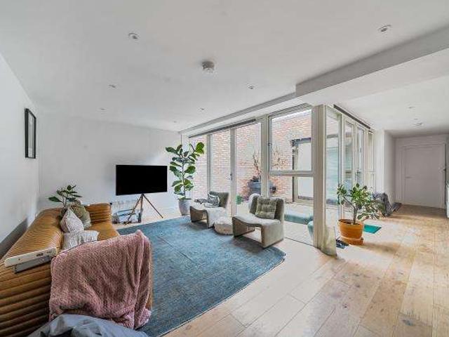 Maisonette for sale in London Borough of Barnet, Greater London