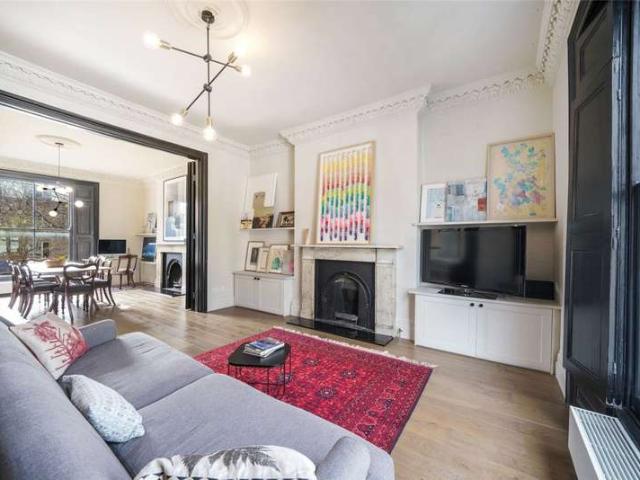 Maisonette for sale in Kentish Town, Greater London