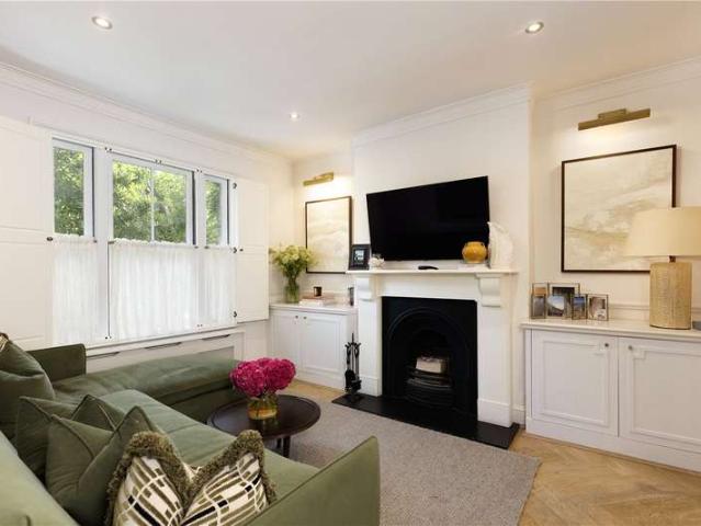 Maisonette for sale in Roehampton, Greater London