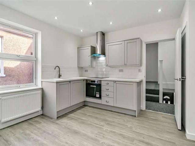 Maisonette for sale in Furzedown, Greater London