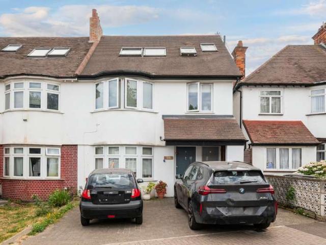Maisonette for sale in London Borough of Barnet, Greater London