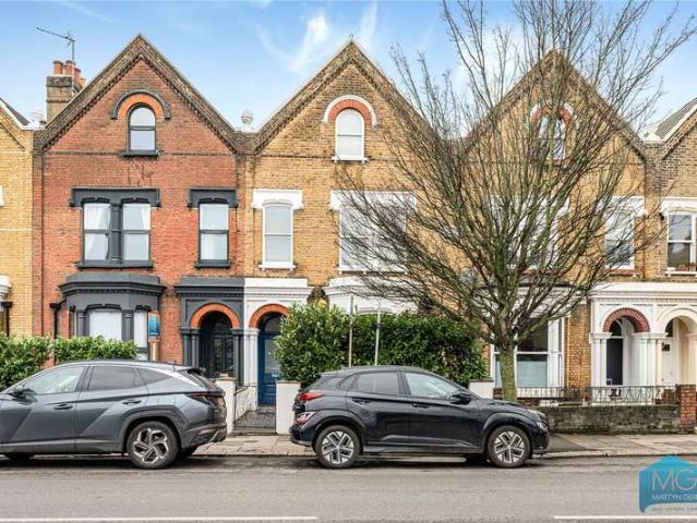 Maisonette for sale in Stroud Green, Greater London