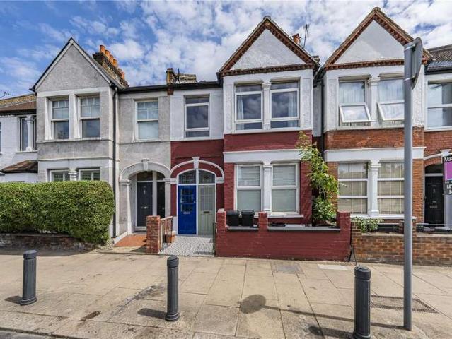 Maisonette for sale in Earlsfield, Greater London