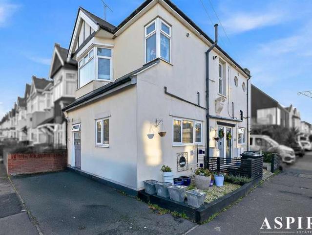 Maisonette for sale in Alton Barnes, Essex