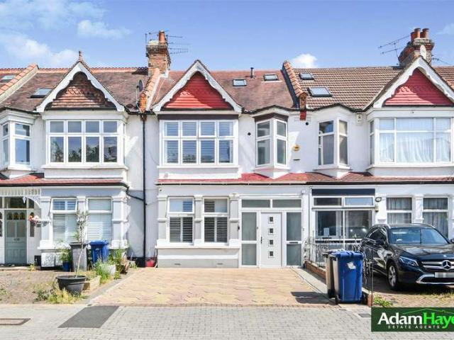 Maisonette for sale in North Finchley, Greater London