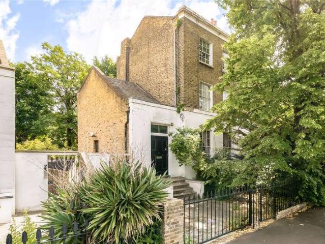 Maisonette for sale in Dalston, Greater London