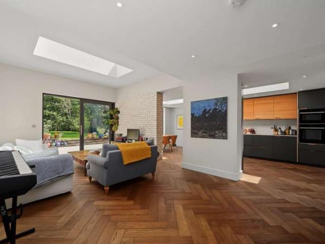 Maisonette for sale in Brownswood Park, Stoke Newington