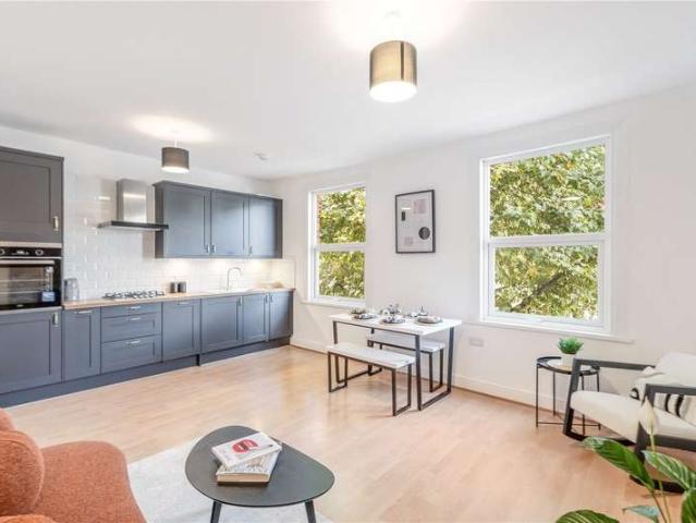 Maisonette for sale in East Dulwich, Greater London