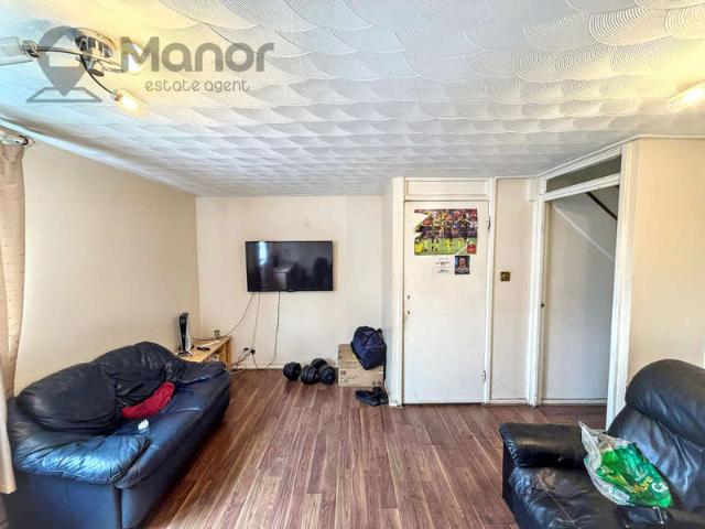 Maisonette for sale in Silvertown, Greater London