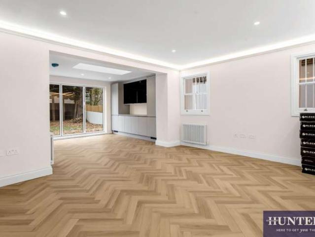 Maisonette for sale in St. John's Wood, Greater London
