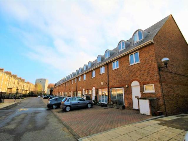 Maisonette for rent in Mile End, Greater London