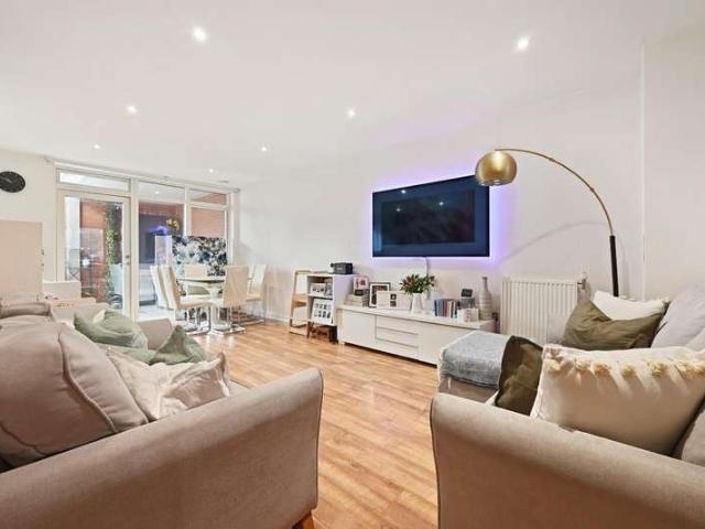 Maisonette for sale in Palmers Green, Greater London