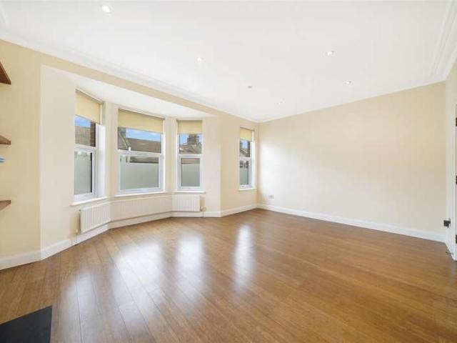 Maisonette for sale in Harlesden, Greater London