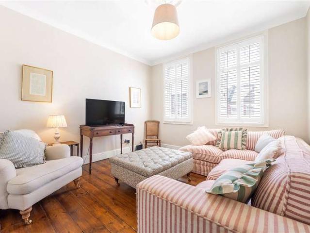 Maisonette for sale in East Dulwich, Greater London