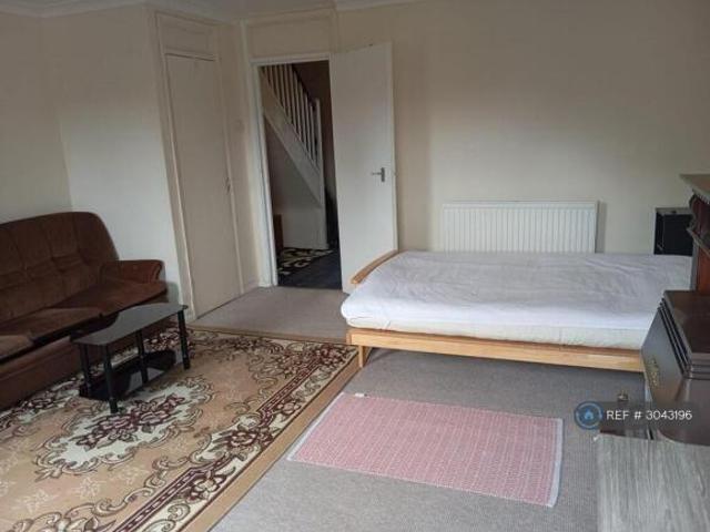 Maisonette for rent in Cat Hill