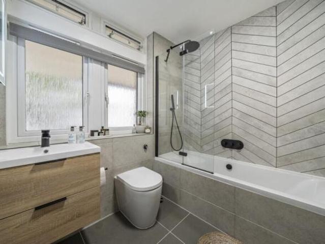 Maisonette for rent in Cat Hill
