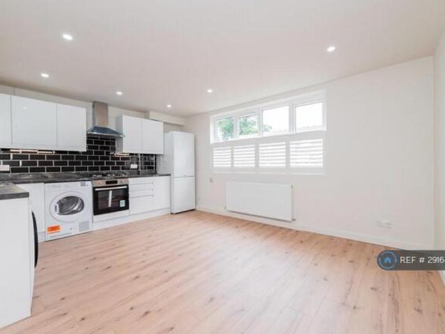 Maisonette for rent in Cat Hill