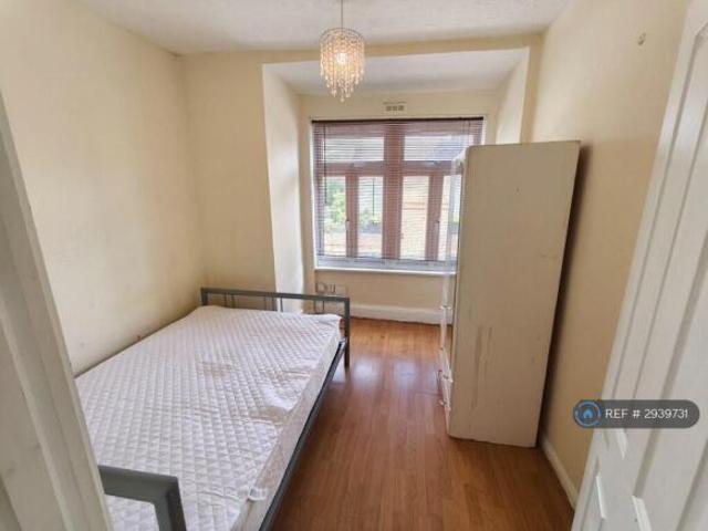 Maisonette for rent in Cat Hill