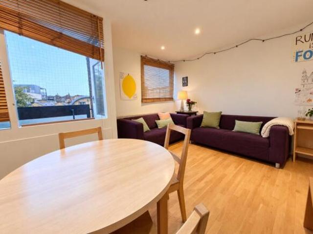 Maisonette for rent in Cat Hill, England