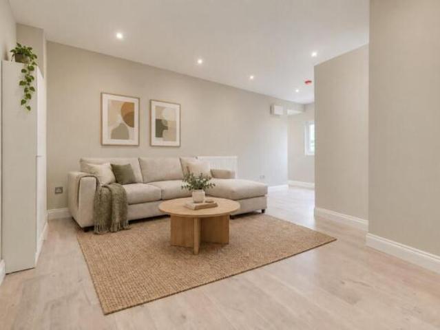 Maisonette for rent in Cat Hill, England