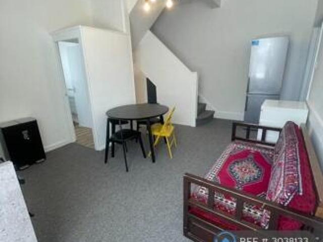 Maisonette for rent in Cat Hill