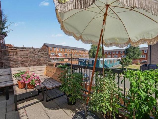 Maisonette for rent in Cat Hill